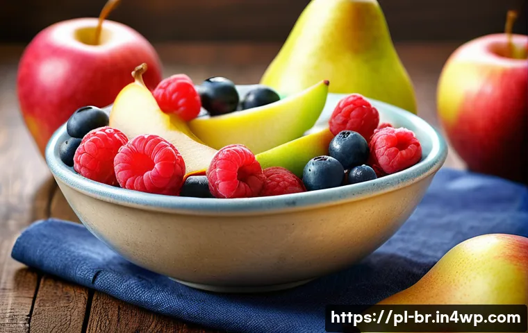알레르기 있는 아이를 위한 간식 아이디어 - A colorful, inviting bowl of fresh seasonal fruits including sliced apples, pears, raspberries, and ...